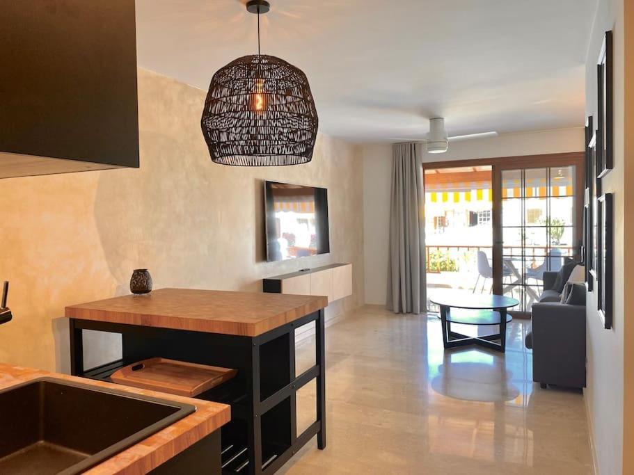 Stylish & Modern 1 Bedroom Suite On Frontline Of Playa Del Duque Costa Adeje  Zewnętrze zdjęcie